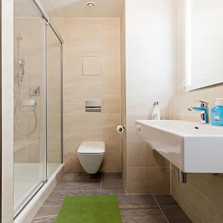 Apartman Designer Riverfront Appt Near Centre With View & Balcony Prága