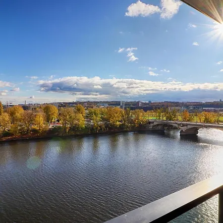Designer Riverfront Appt Near Centre With View & Balcony Apartman *