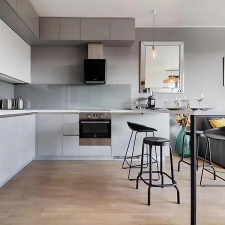 Designer Riverfront Appt Near Centre With View & Balcony Apartman Prága