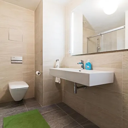 Designer Riverfront Appt Near Centre With View & Balcony Apartman