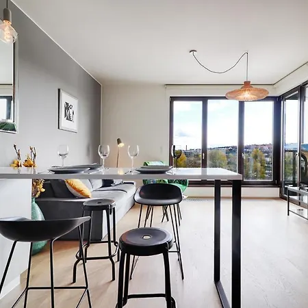 Designer Riverfront Appt Near Centre With View & Balcony Prága