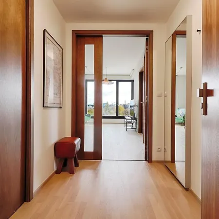 Designer Riverfront Appt Near Centre With View & Balcony Apartman *
