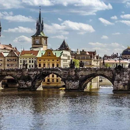 Apartman Designer Riverfront Appt Near Centre With View & Balcony Prága