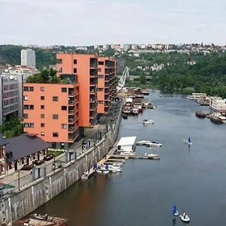 Apartman Designer Riverfront Appt Near Centre With View & Balcony *
