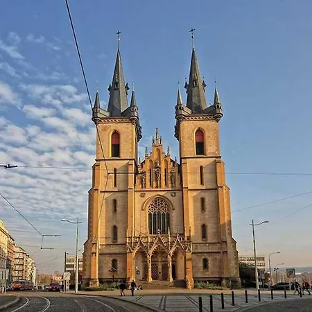 Designer Riverfront Appt Near Centre With View & Balcony Prága