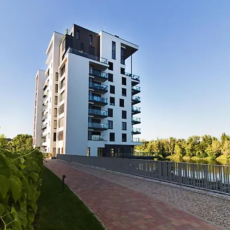 Designer Riverfront Appt Near Centre With View & Balcony *