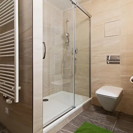 Designer Riverfront Appt Near Centre With View & Balcony Apartamento *