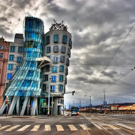 Designer Riverfront Appt Near Centre With View & Balcony Praga