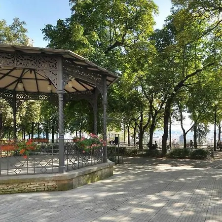 Designer Riverfront Appt Near Centre With View & Balcony * Praga