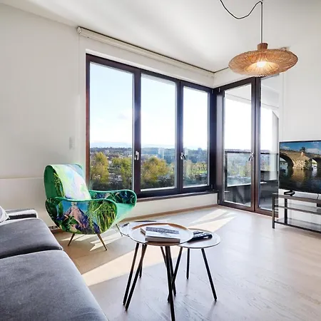 Designer Riverfront Appt Near Centre With View & Balcony Апартаменты