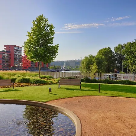 Designer Riverfront Appt Near Centre With View & Balcony Апартаменты Прага