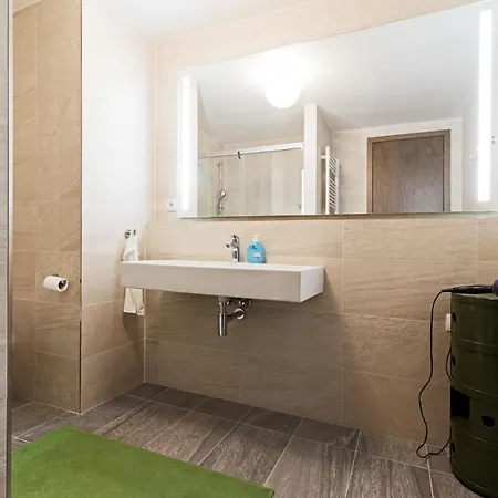 Апартаменты Designer Riverfront Appt Near Centre With View & Balcony Прага