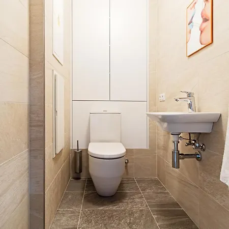 Designer Riverfront Appt Near Centre With View & Balcony * Прага